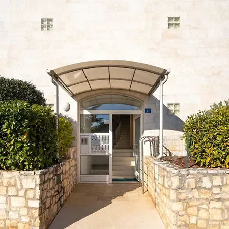Crvena Uvala Zambratija (Istria)